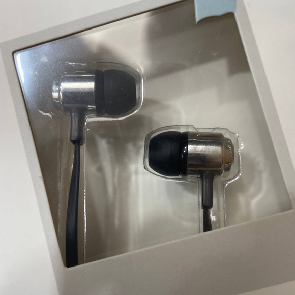 Polaroid Bluetooth Magnetic Wireless Earbuds Silver with Built In Microphone - Picture 3 of 5
